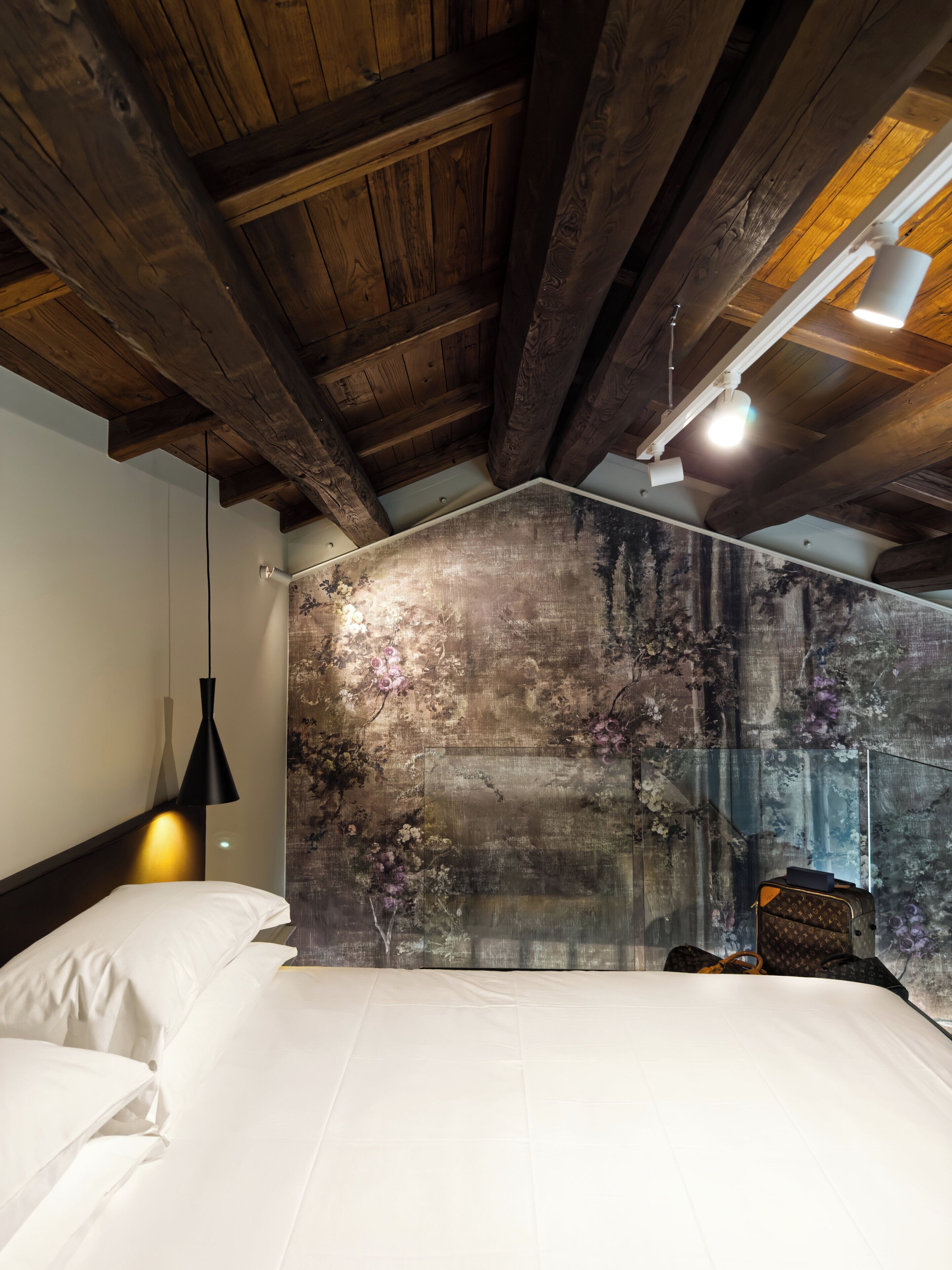 WiFi, bed sheets