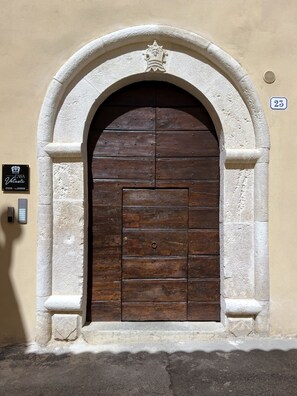 Exterior detail - Luxury Loft in 16th-century Renaissance Palace in Cathedral Square (L'Aquila)