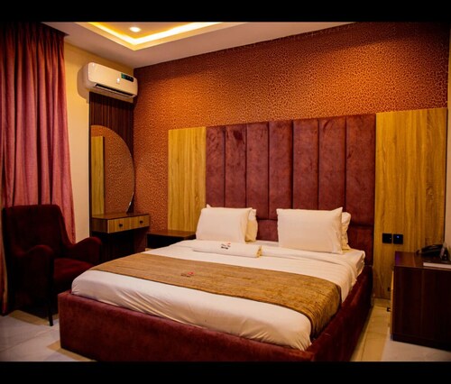 DREAM VIEW HOTEL & SUITES