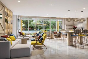 Ein modernes Interieur mit Essbereich, Sofas und Blick ins Grüne.
