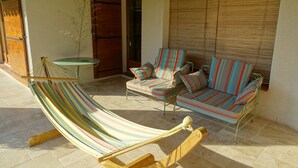 A hammock, two striped armchairs, a small table, and a window with a woven blind. - L' ARC EN CIEL (Pujaut)