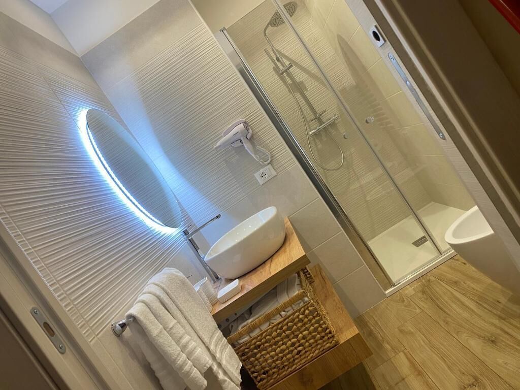 Habitación Deluxe con 1 cama matrimonial o 2 individuales, balcón | Baño | Regadera, secadora de cabello, pantuflas, toallas 