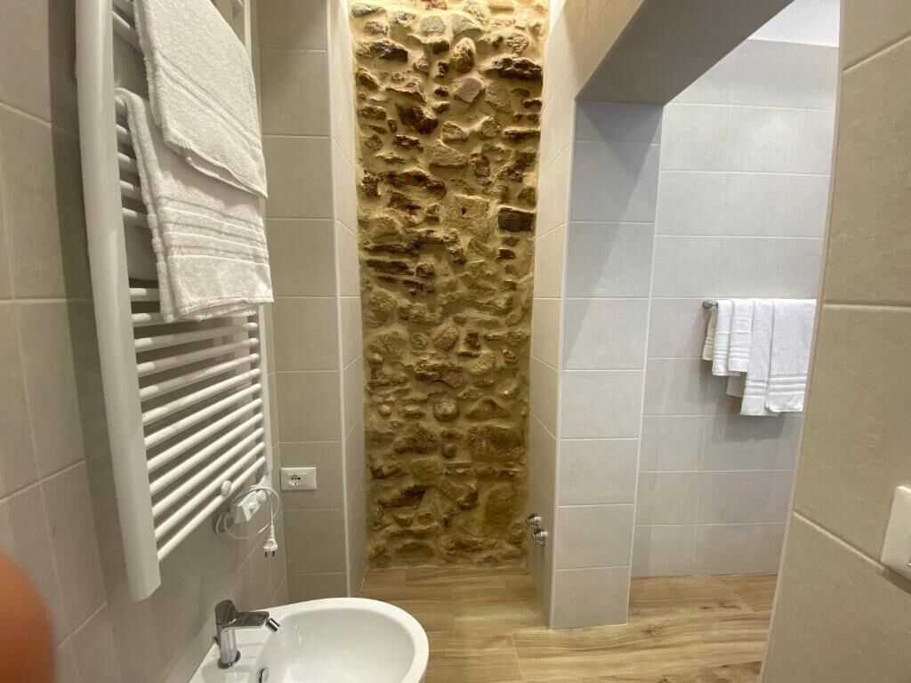 Dusche, Haartrockner, Hausschuhe, Handtücher