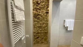 Dusche, Haartrockner, Hausschuhe, Handtücher