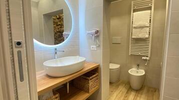 Camera Deluxe con letto matrimoniale o 2 letti singoli | Bagno | Doccia, asciugacapelli, pantofole, asciugamani
