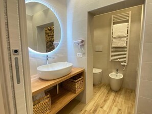 Deluxe Double or Twin Room | Bathroom | Shower, hair dryer, slippers, towels - Borgo Cian (San Giacomo degli Schiavoni)