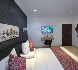 Desk, laptop workspace, blackout curtains, soundproofing - Asabana Suites And Hotel (Enugu)