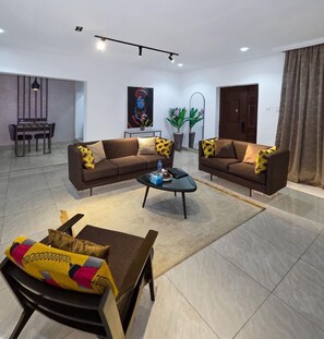 Chambre familiale, balcon, vue sur la ville | Intérieur
