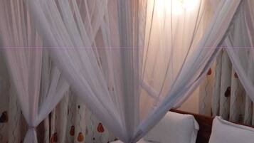 Iron/ironing board, Internet, bed sheets