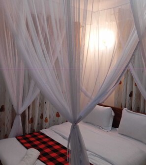 Tabla de planchar con plancha, internet y ropa de cama 