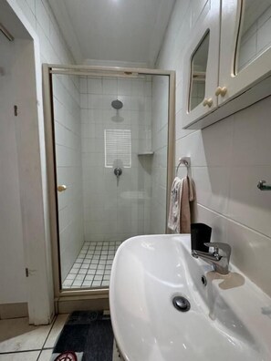 Douche, serviettes fournies