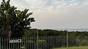 A fenced area with a sign indicating a walkway to the beach. - Mangrove Beach Estate Boboyi (Port Shepstone)