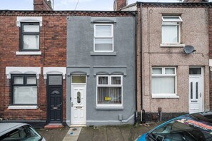 Exterior - Contractor-friendly 2-bed house with free parking (Stoke-on-Trent)
