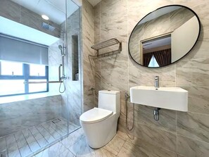 Suite de lujo, 1 habitación, acceso a la piscina | Baño | Artículos de higiene personal gratuitos, secador de pelo y toallas