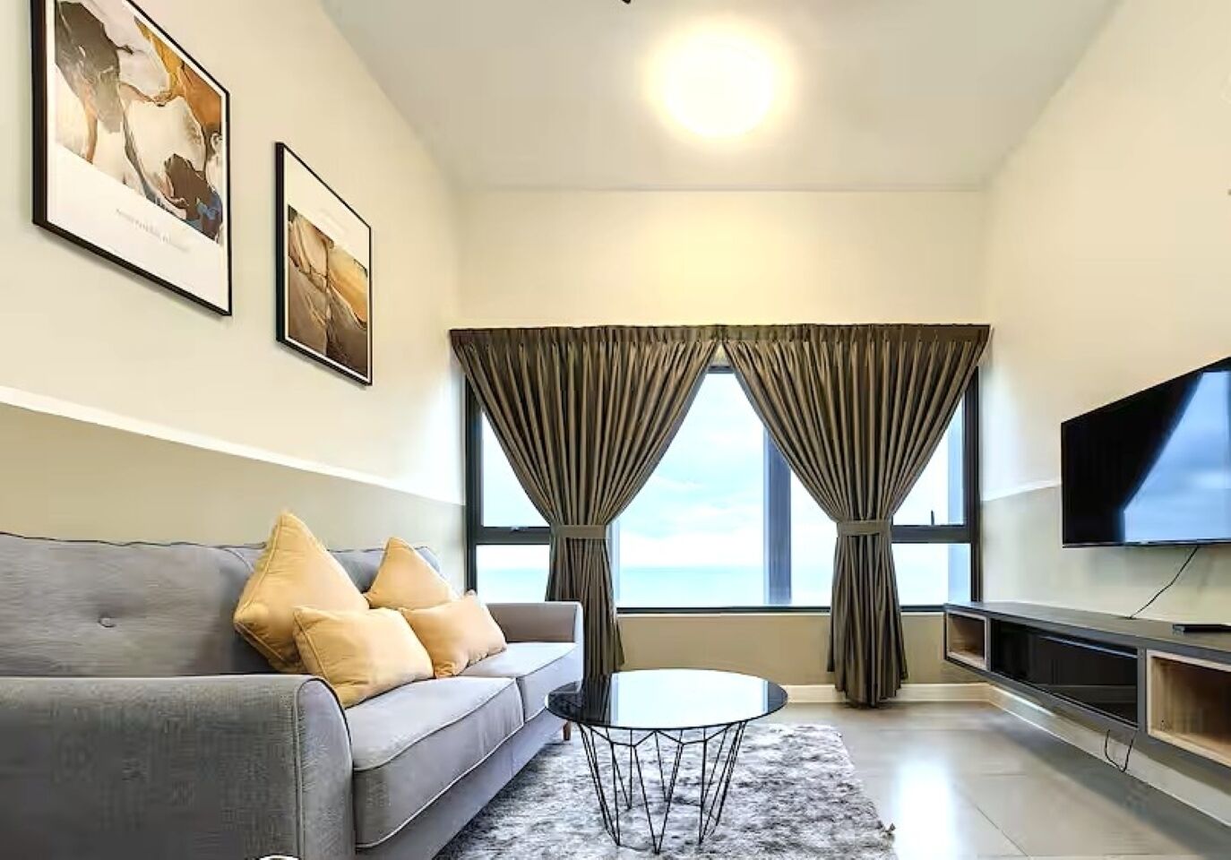 Apartamento, 2 habitaciones, vistas a la ciudad | Zona de estar | Televisión LCD de 32 pulgadas con canales por cable
