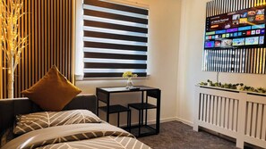 Room - Modern Entire Apartment- Self CheckIn Free Parking (Fife)