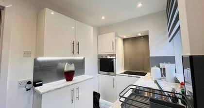 Modern Entire Apartment- Self CheckIn Free Parking