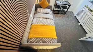 Living area - Modern Entire Apartment- Self CheckIn Free Parking (Fife)