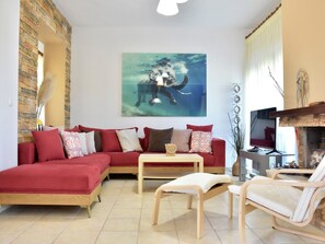 TV - Relaxed family villa with garden, just steps from the beach in Fourka (Paliouri)