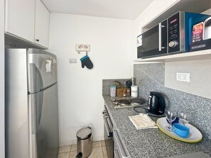 Frigorifero, microonde, forno, piano cottura