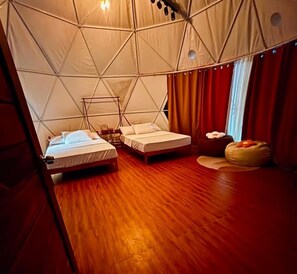Lều tiện nghi đơn giản, 2 giường đôi, quang cảnh núi | Trang trí khác biệt, trang bị nội thất với thiết kế riêng biệt, bàn 