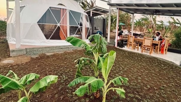 Une structure en forme de dôme dotée d’un patio couvert.