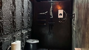Une petite salle de bain comprenant des toilettes, un lavabo et un espace douche.