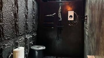 Tenda Comfort, 2 Tempat Tidur Double, pemandangan gunung | Kamar mandi | Shower, perlengkapan mandi gratis, kloset, dan handuk