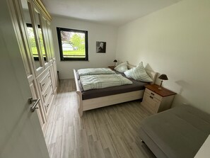 1 slaapkamer, een strijkplank/strijkijzer, wifi, beddengoed