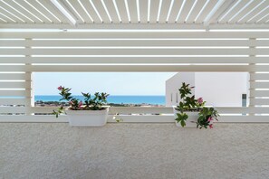 A balcony with white railings and potted plants. - A Casa di Chica by Geco Vacation Rentals (Marina Di Ragusa)