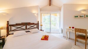 Une chambre à coucher avec un lit, un bureau et une chaise.