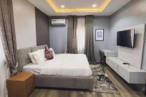 Desk, laptop workspace, blackout curtains, soundproofing - Dmatel Hotel (Enugu)