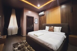 Desk, laptop workspace, blackout curtains, soundproofing - Dmatel Hotel (Enugu)