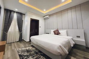 Economy-Zimmer, Balkon, Stadtblick | Schreibtisch, laptopgeeigneter Arbeitsplatz, Verdunkelungsvorhänge