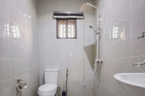 Economy kamer, balkon, uitzicht op stad | Badkamer | Een haardroger, handdoeken, zeep, shampoo