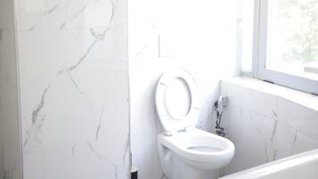 Chambre triple Standard | Salle de bain | Articles de toilette (gratuits), serviettes fournies, papier de toilette