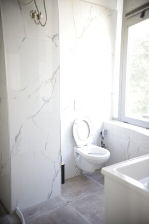 Standard Triple Room | Bathroom | Free toiletries, towels, toilet paper - Alv Rent Room (Vlorë)