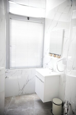 Double Room | Bathroom - Alv Rent Room (Vlora)