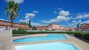 Unclassified image, 4 of 20, button - Family duplex with patio (Saint-Cyprien)
