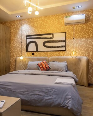 Desk, laptop workspace, blackout curtains, soundproofing - Dmatel Gold Hotel (Port Harcourt)