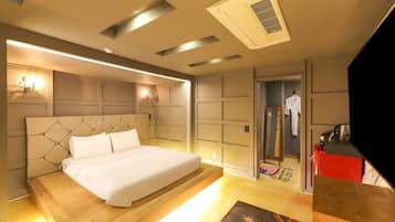 Basic Twin Room | Desk, laptop workspace, free WiFi