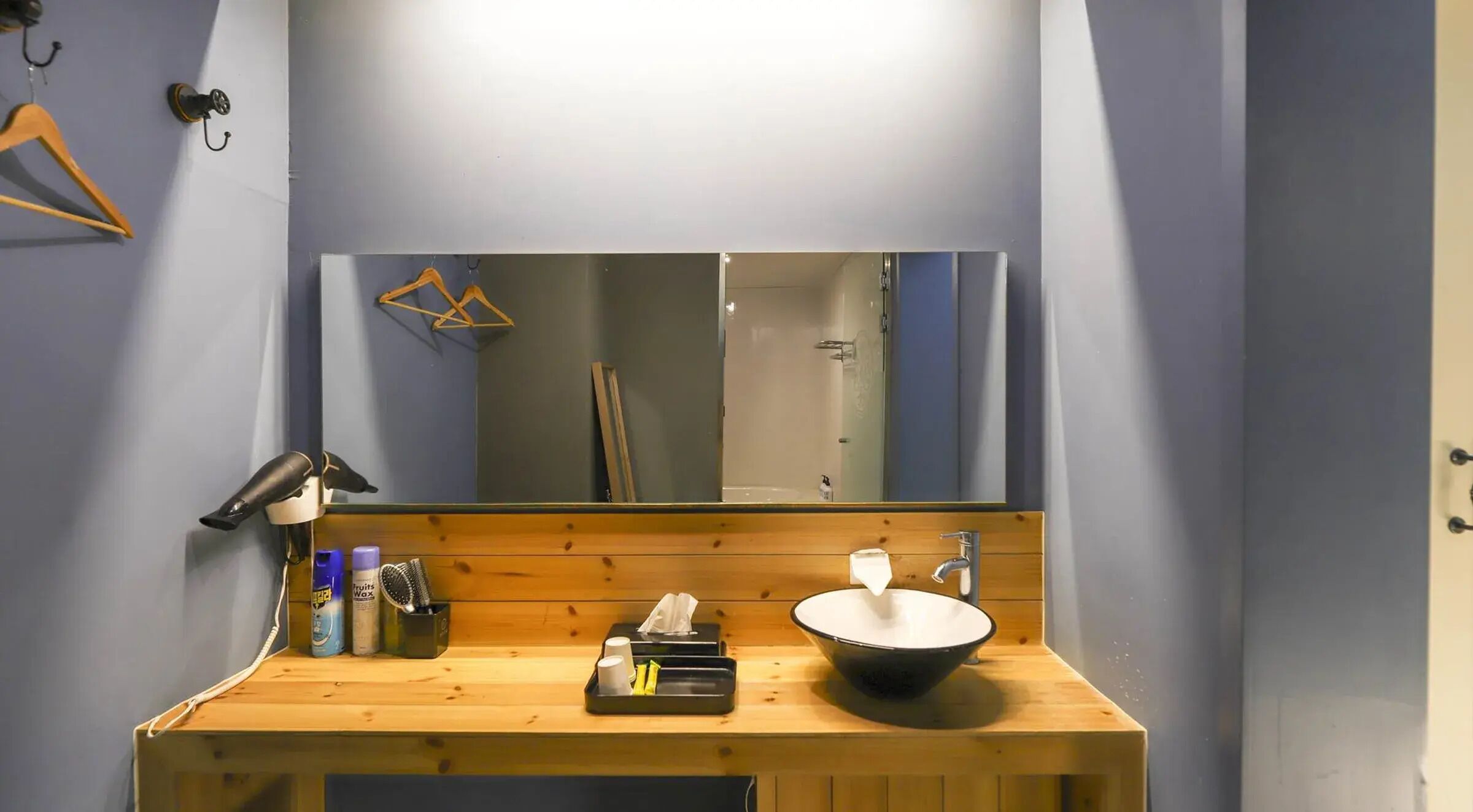 Deluxe Room | Bathroom | Separate bathtub and shower, hair dryer, towels, soap