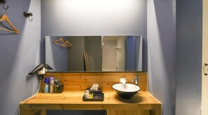 Deluxe kamer | Badkamer | Een aparte badkuip en douche, een haardroger, handdoeken, zeep