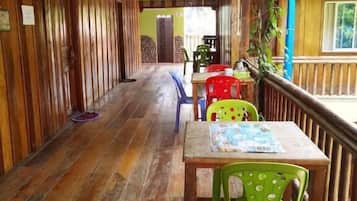 Tempat makan outdoor