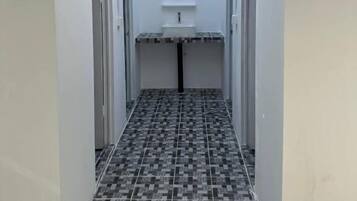 Asrama Umum Basic, balkon, pemandangan kebun | Interior