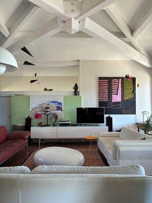 Living area - Modern villa with infinity pool (Le Grau-du-Roi)