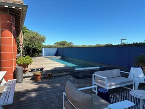 Pool - Modern villa with infinity pool (Le Grau-du-Roi)