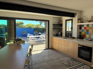 Private kitchen - Modern villa with infinity pool (Le Grau-du-Roi)