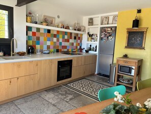 Private kitchen - Modern villa with infinity pool (Le Grau-du-Roi)