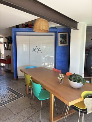 Dining - Modern villa with infinity pool (Le Grau-du-Roi)